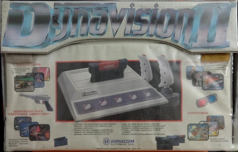 Foto da parte traseira da caixa do console DynaVision II, destacando o design do console, controles e acessórios.